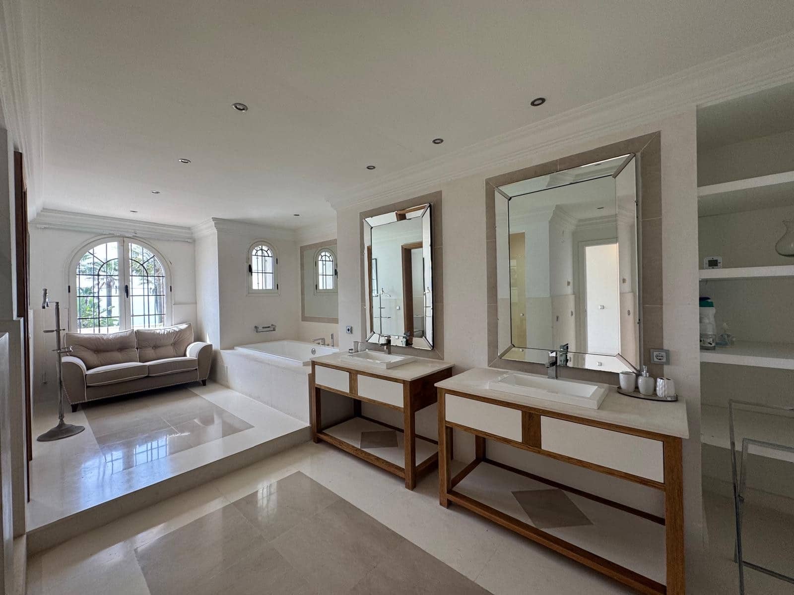 8 soverom Villa til salgs i New Golden Mile med svømmebasseng garasje - € 11 900 000 (Ref: 9217242)