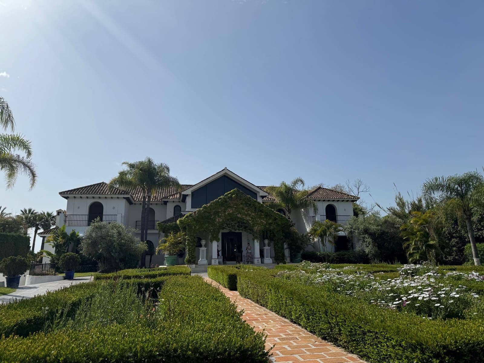 8 soverom Villa til salgs i New Golden Mile med svømmebasseng garasje - € 11 900 000 (Ref: 9217242)