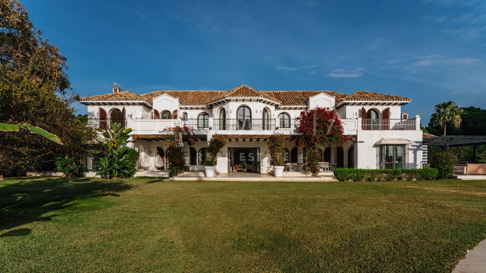 8 soverom Villa til salgs i New Golden Mile med svømmebasseng garasje - € 11 900 000 (Ref: 9217242)