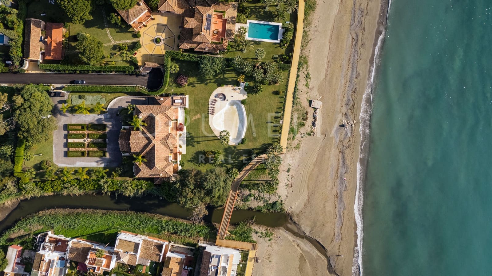 8 soverom Villa til salgs i New Golden Mile med svømmebasseng garasje - € 11 900 000 (Ref: 9217242)