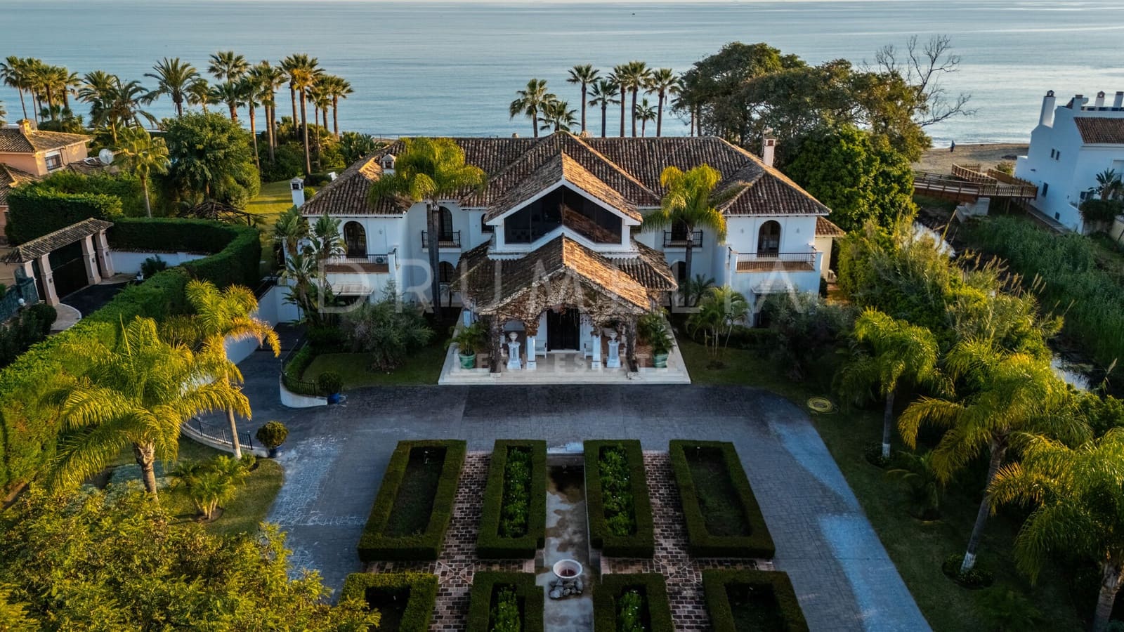 8 soverom Villa til salgs i New Golden Mile med svømmebasseng garasje - € 11 900 000 (Ref: 9217242)