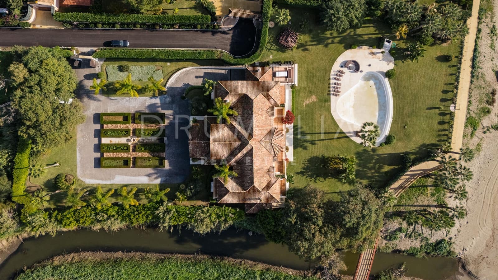 8 soverom Villa til salgs i New Golden Mile med svømmebasseng garasje - € 11 900 000 (Ref: 9217242)