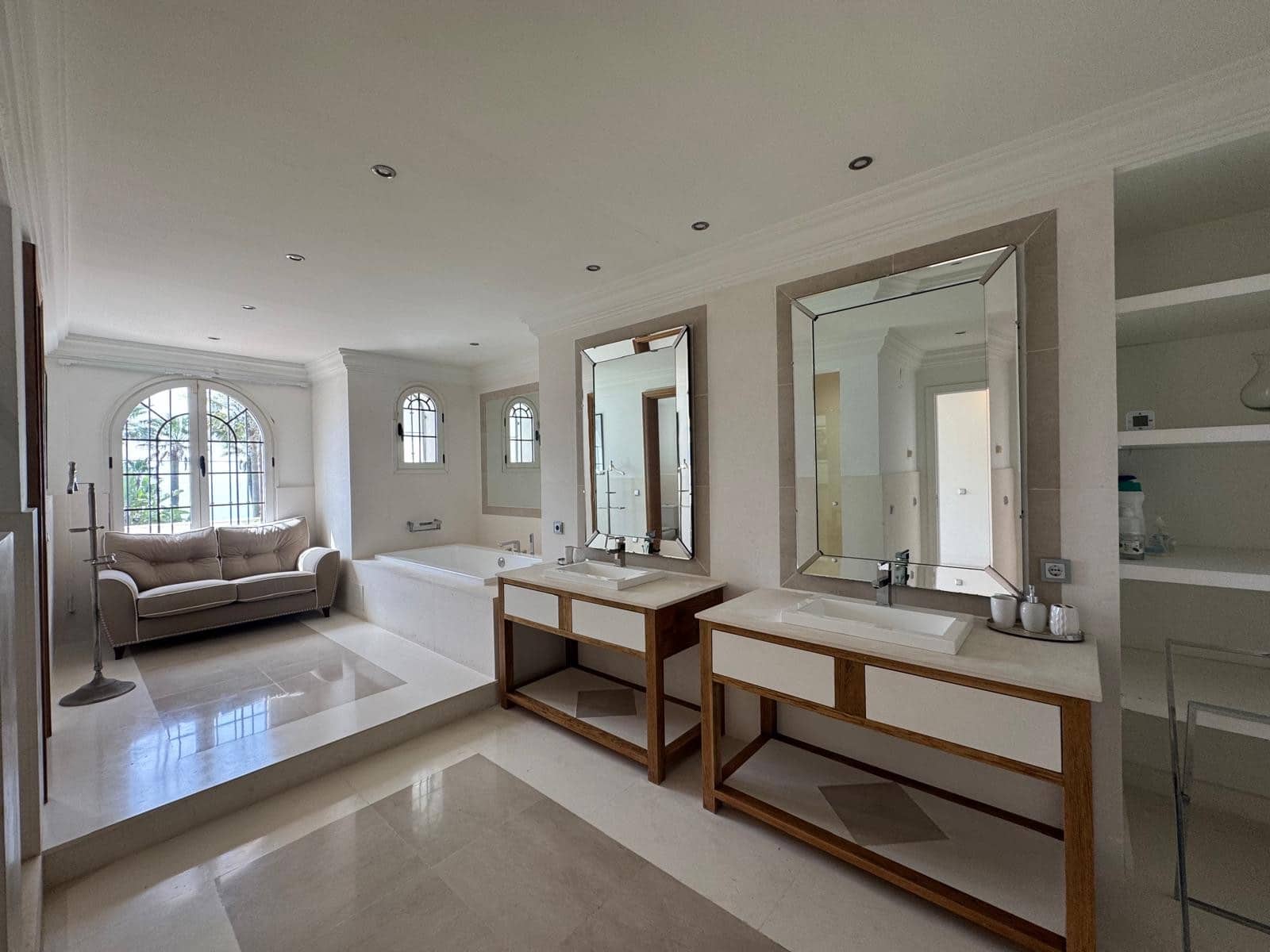 8 soverom Villa til salgs i New Golden Mile med svømmebasseng garasje - € 11 900 000 (Ref: 9217242)