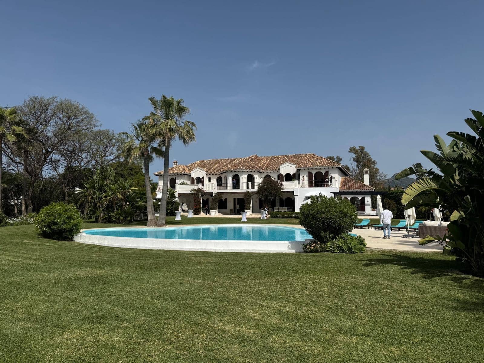 8 soverom Villa til salgs i New Golden Mile med svømmebasseng garasje - € 11 900 000 (Ref: 9217242)