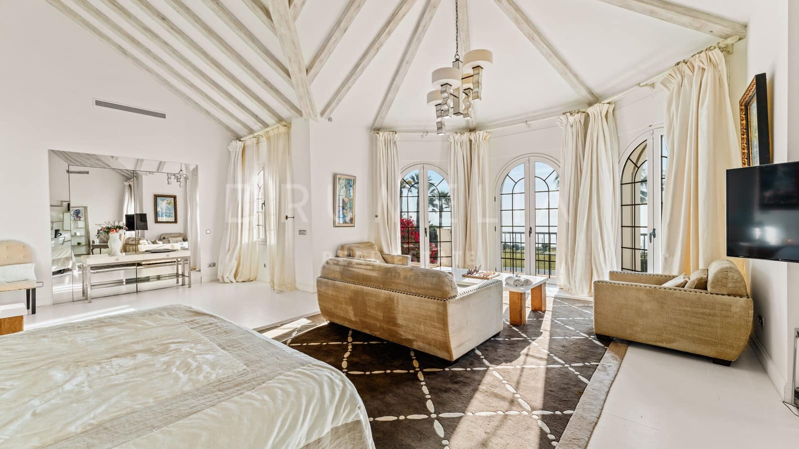 8 soverom Villa til salgs i New Golden Mile med svømmebasseng garasje - € 11 900 000 (Ref: 9217242)