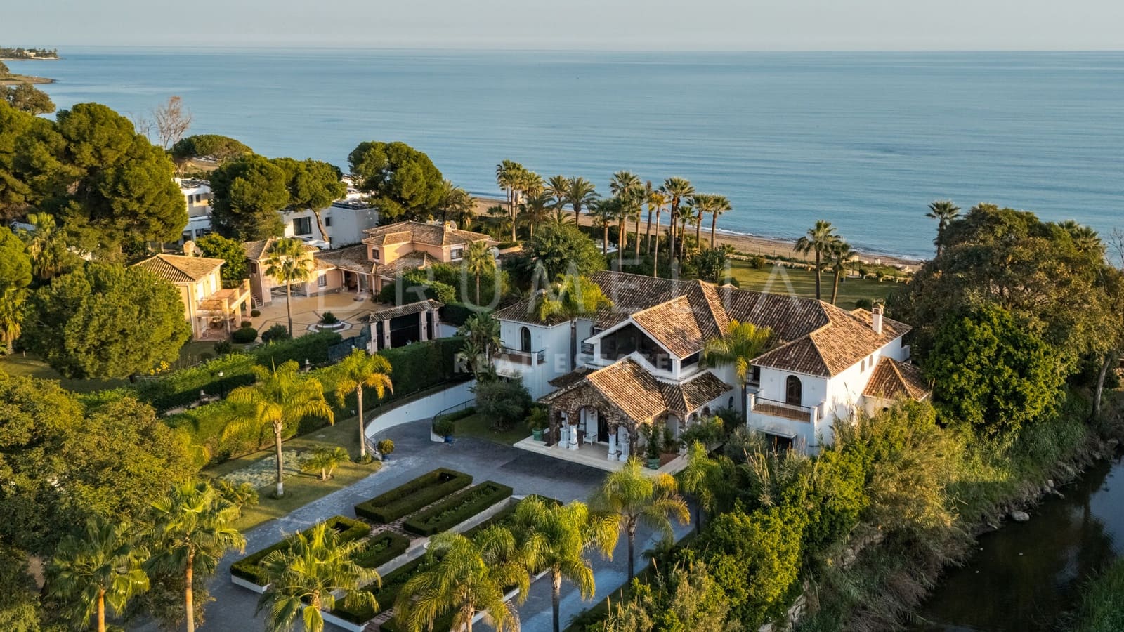 8 soverom Villa til salgs i New Golden Mile med svømmebasseng garasje - € 11 900 000 (Ref: 9217242)