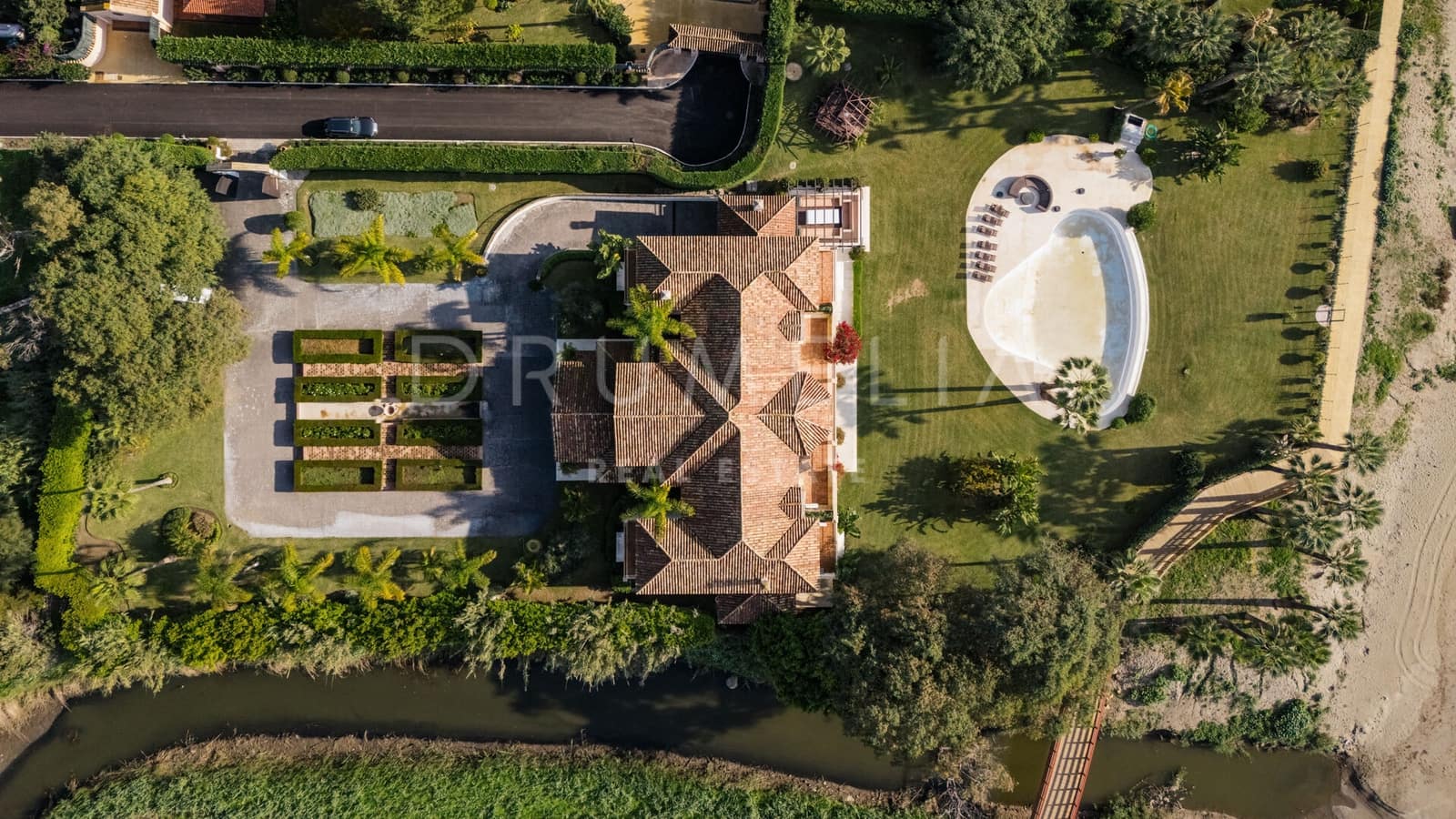 8 soverom Villa til salgs i New Golden Mile med svømmebasseng garasje - € 11 900 000 (Ref: 9217242)