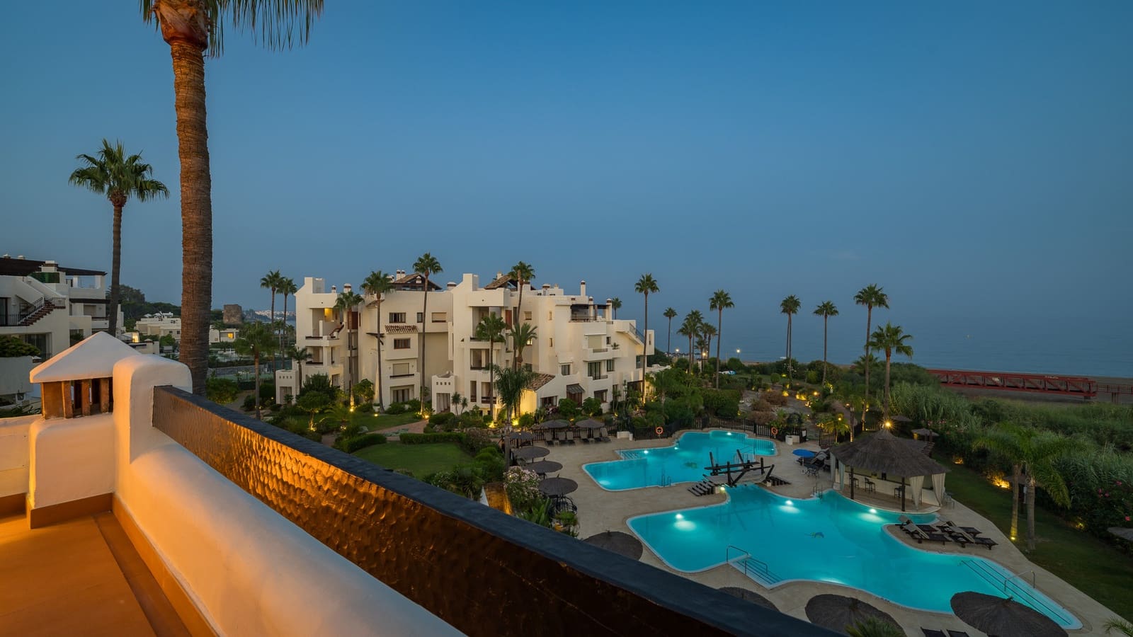 3 sypialnia Penthouse na sprzedaż w Estepona z basenem garażem - 2 995 000 € (Ref: 9217249)