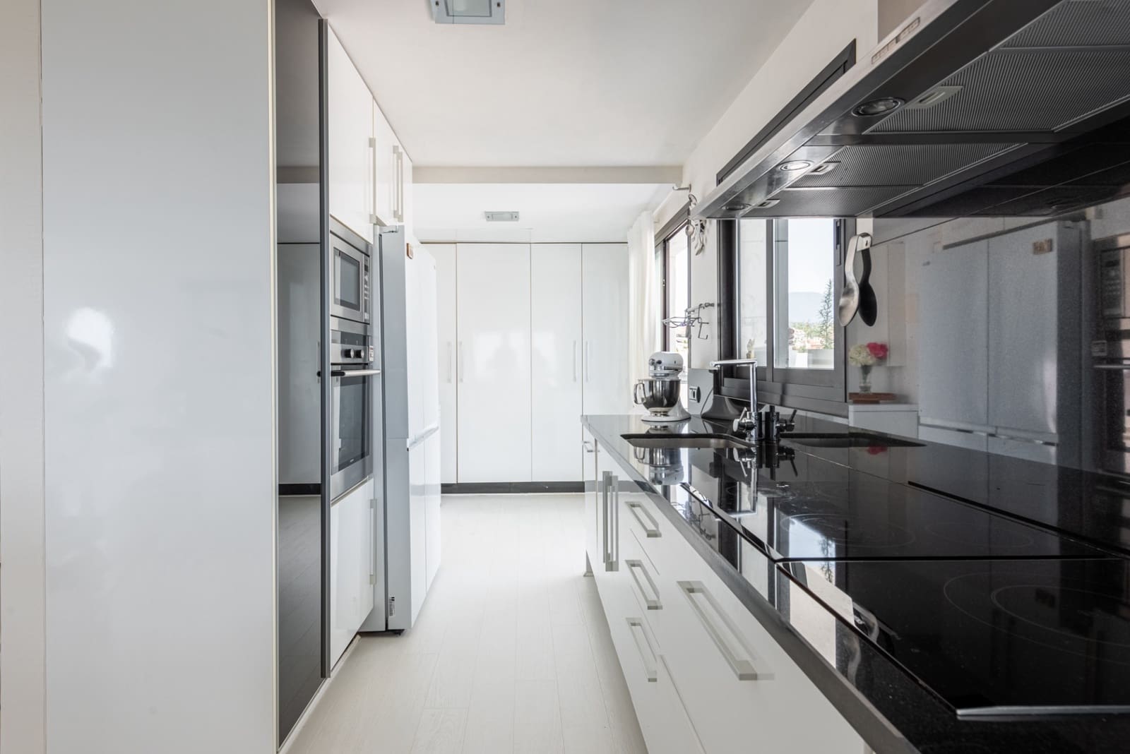 2 bedroom Penthouse for sale in Marbella with pool garage - € 1,825,000 (Ref: 9217256)