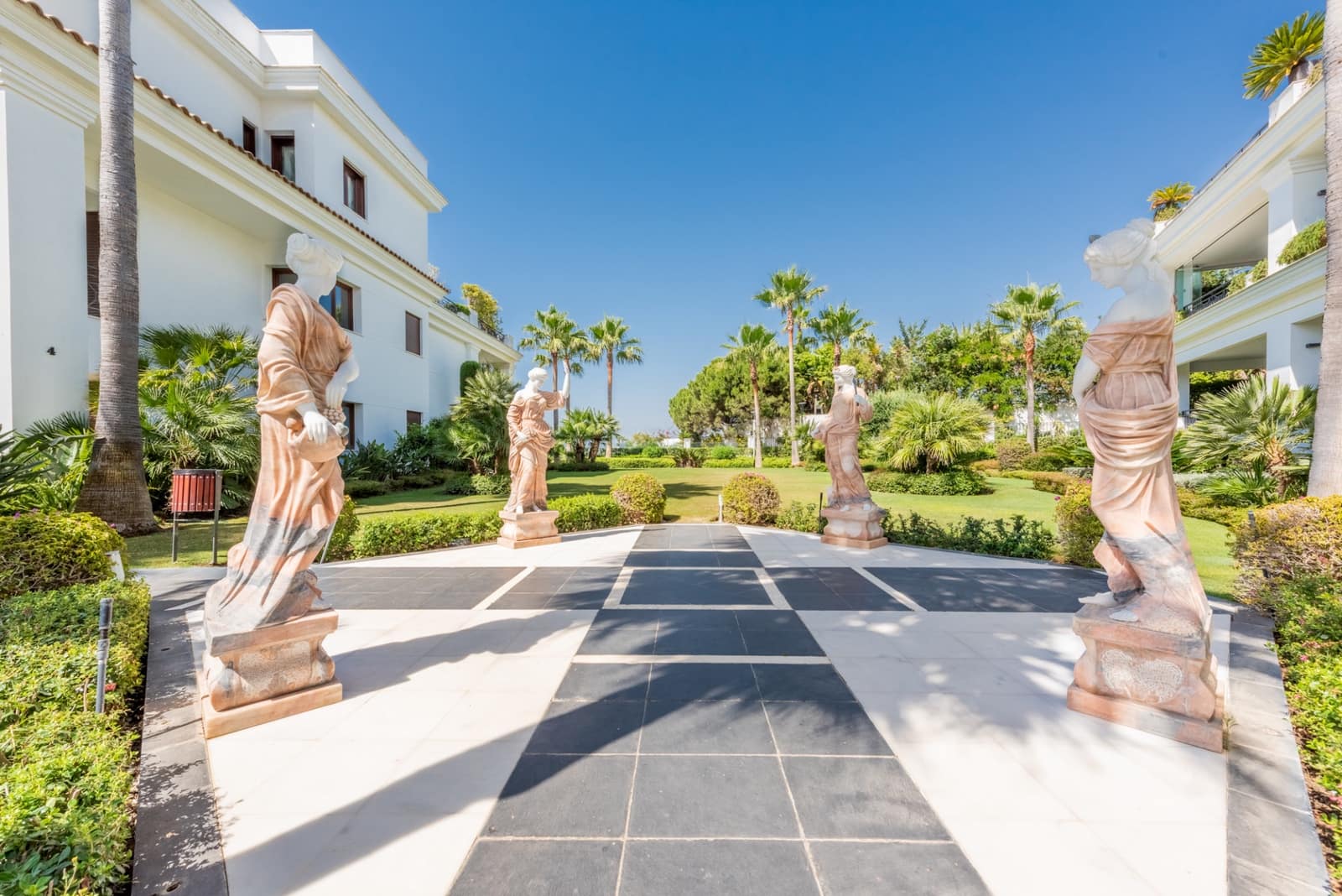 2 Zimmer Apartment zu verkaufen in Estepona mit Pool Garage - 1.250.000 € (Ref: 9217259)