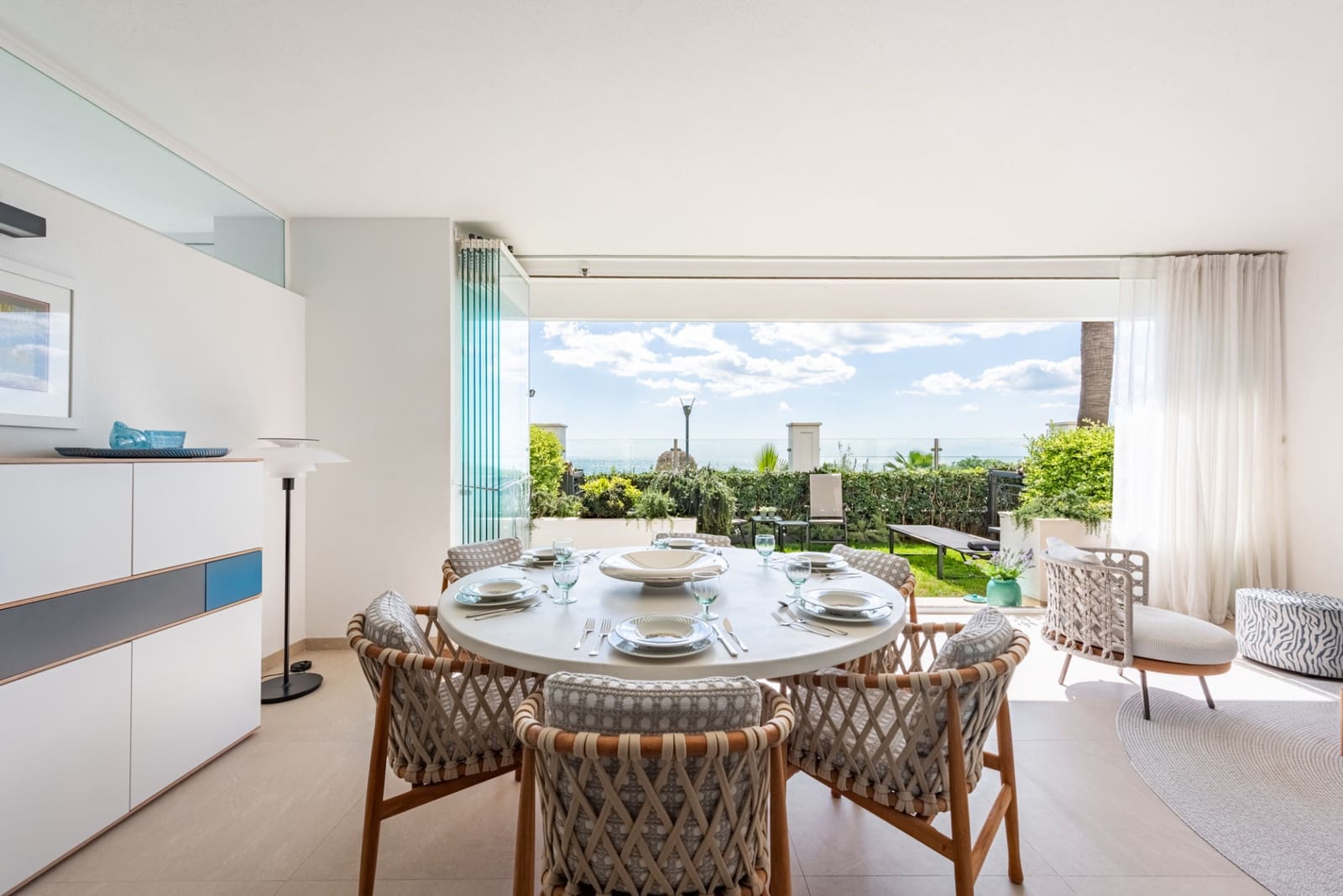 2 soverom Leilighet til salgs i Estepona med svømmebasseng garasje - € 1 250 000 (Ref: 9217259)