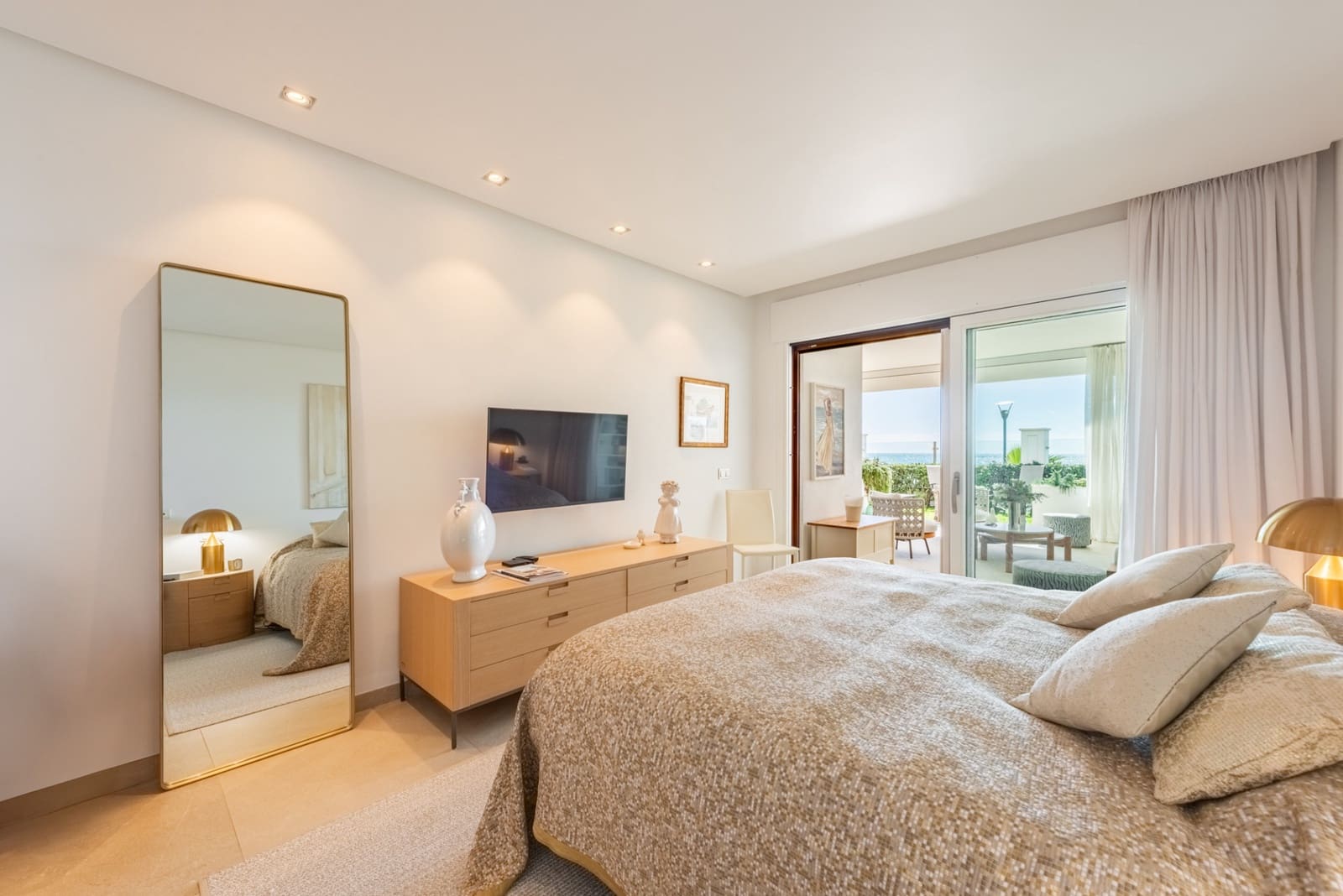 2 soverom Leilighet til salgs i Estepona med svømmebasseng garasje - € 1 250 000 (Ref: 9217259)