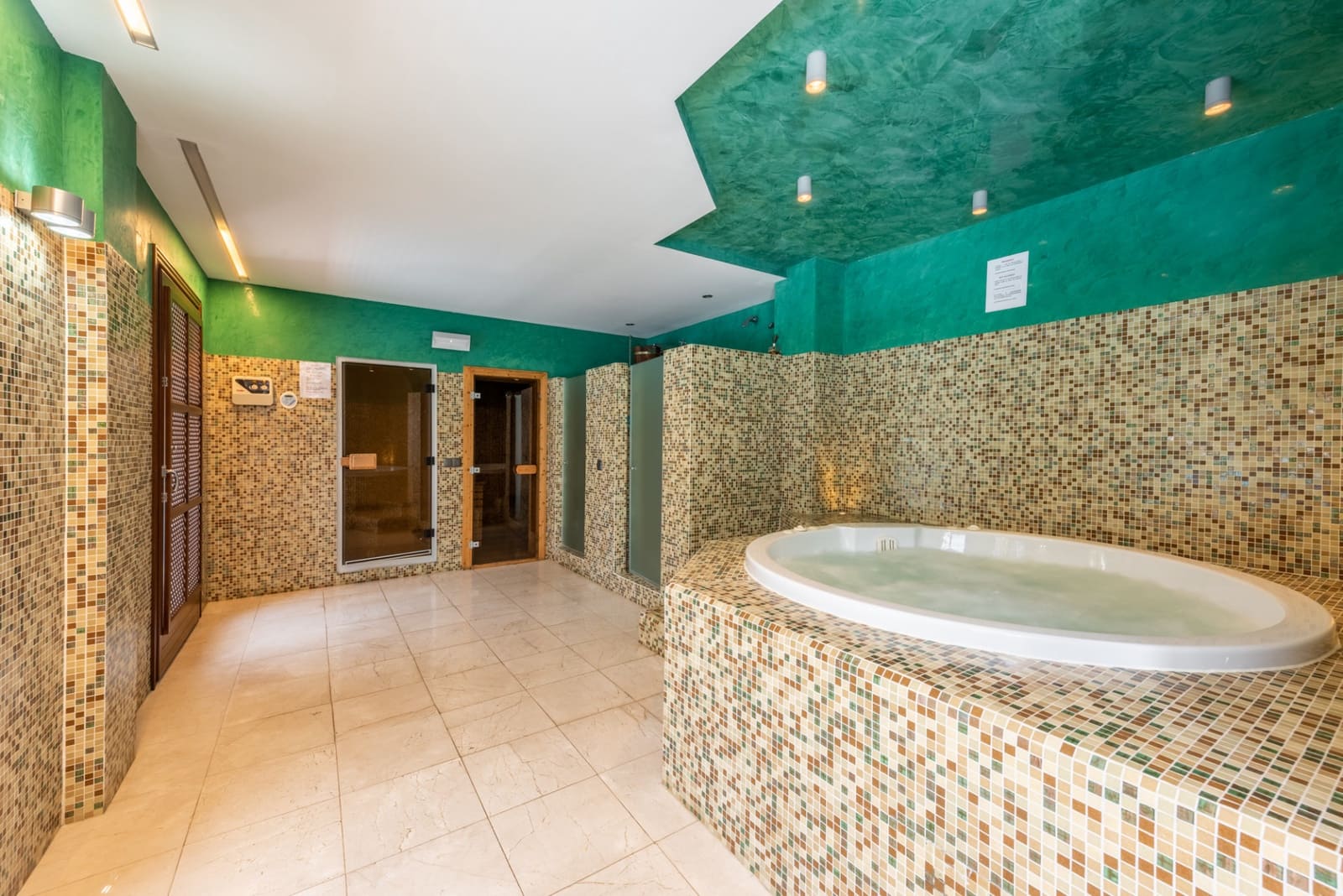 2 soverom Leilighet til salgs i Estepona med svømmebasseng garasje - € 1 250 000 (Ref: 9217259)