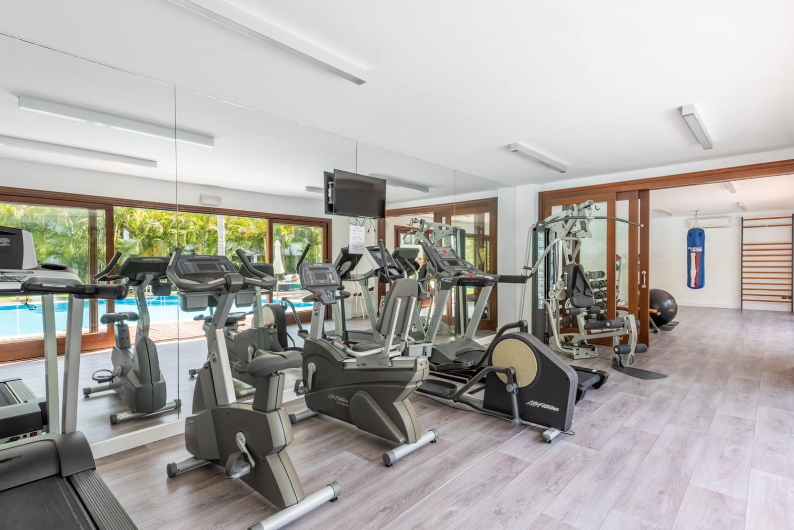 2 soverom Leilighet til salgs i Estepona med svømmebasseng garasje - € 1 250 000 (Ref: 9217259)