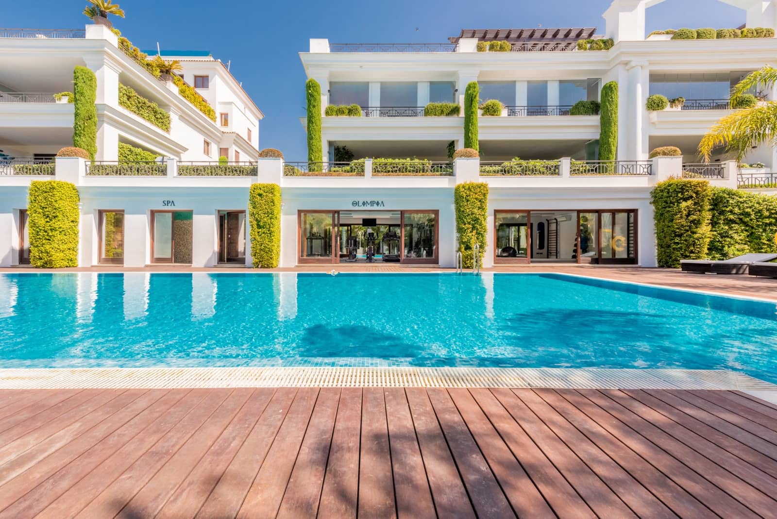 2 soverom Leilighet til salgs i Estepona med svømmebasseng garasje - € 1 250 000 (Ref: 9217259)