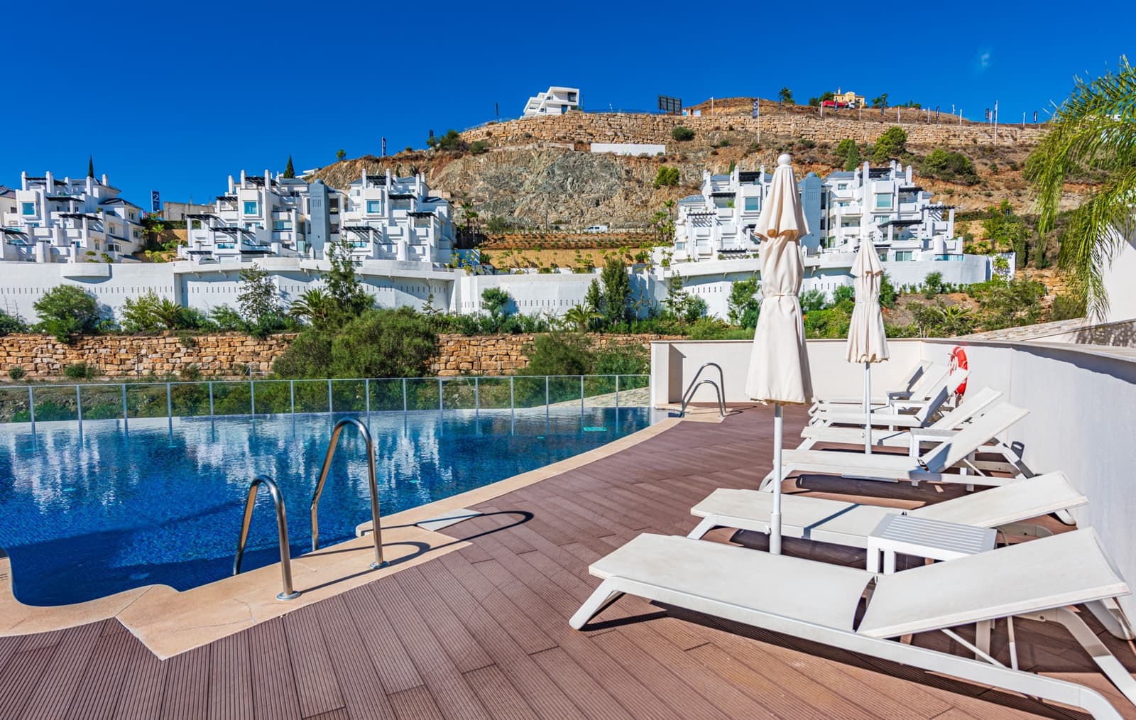 3 soverom Penthouse til salgs i Benahavis med svømmebasseng garasje - € 645 000 (Ref: 9219864)