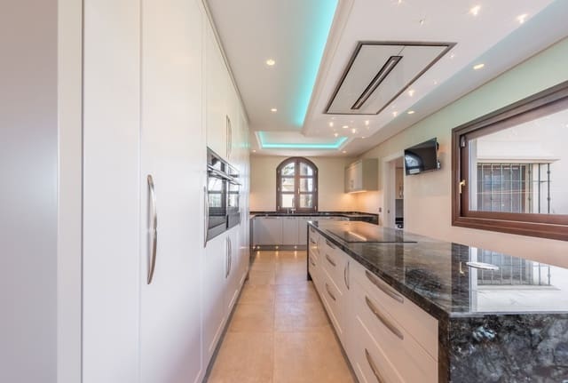 6 soverom Villa til salgs i Las Lomas, Estepona med svømmebasseng garasje - € 2 995 000 (Ref: 9219865)