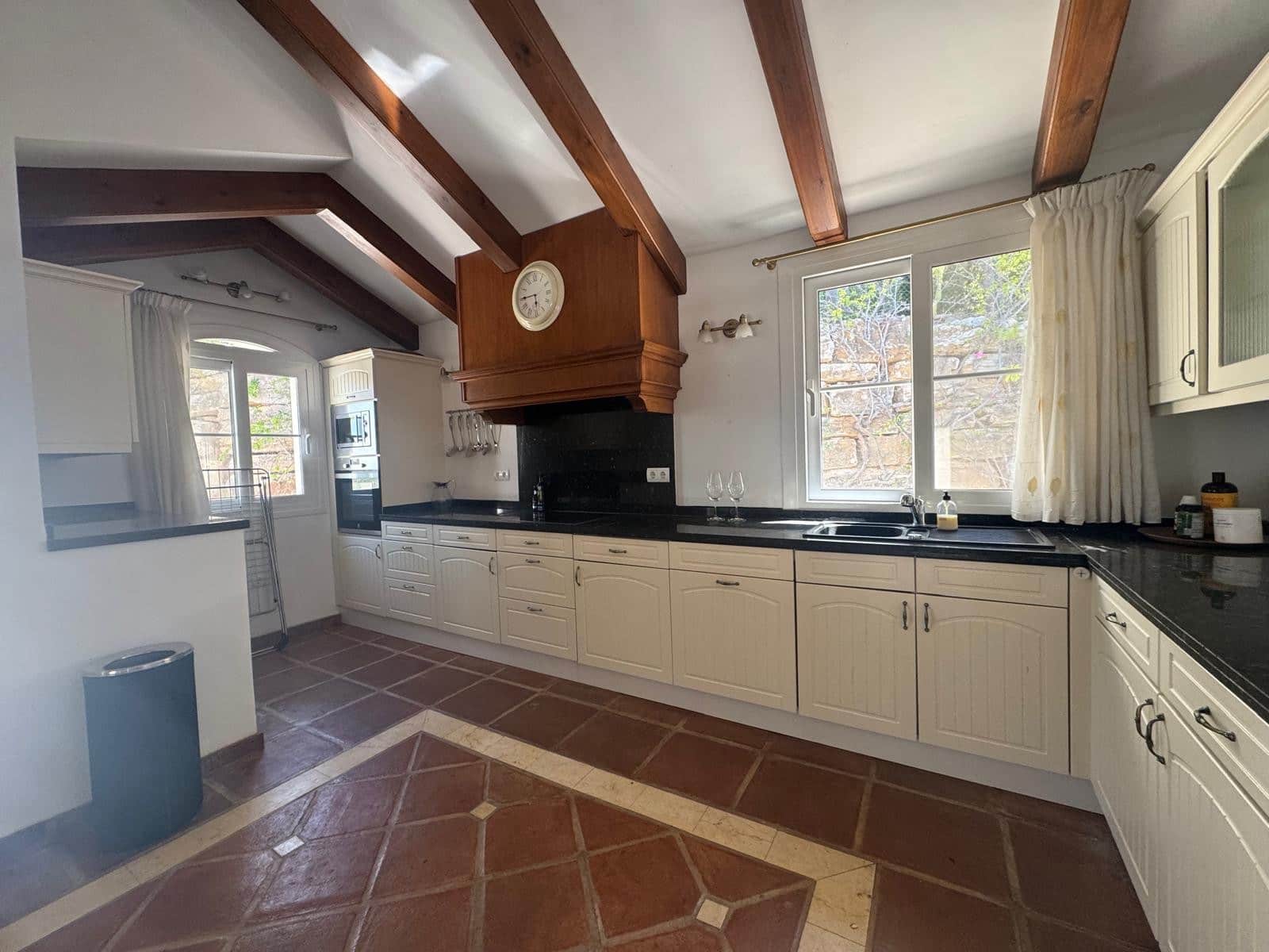 3 soverom Villa til salgs i Istan med svømmebasseng garasje - € 1 595 000 (Ref: 9219877)