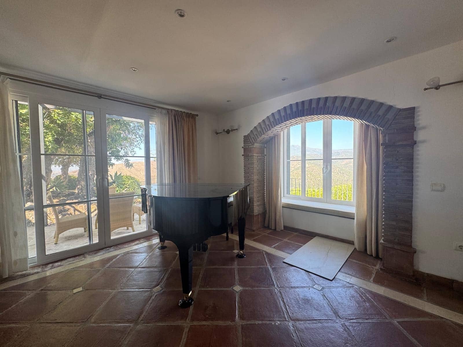 3 soverom Villa til salgs i Istan med svømmebasseng garasje - € 1 595 000 (Ref: 9219877)