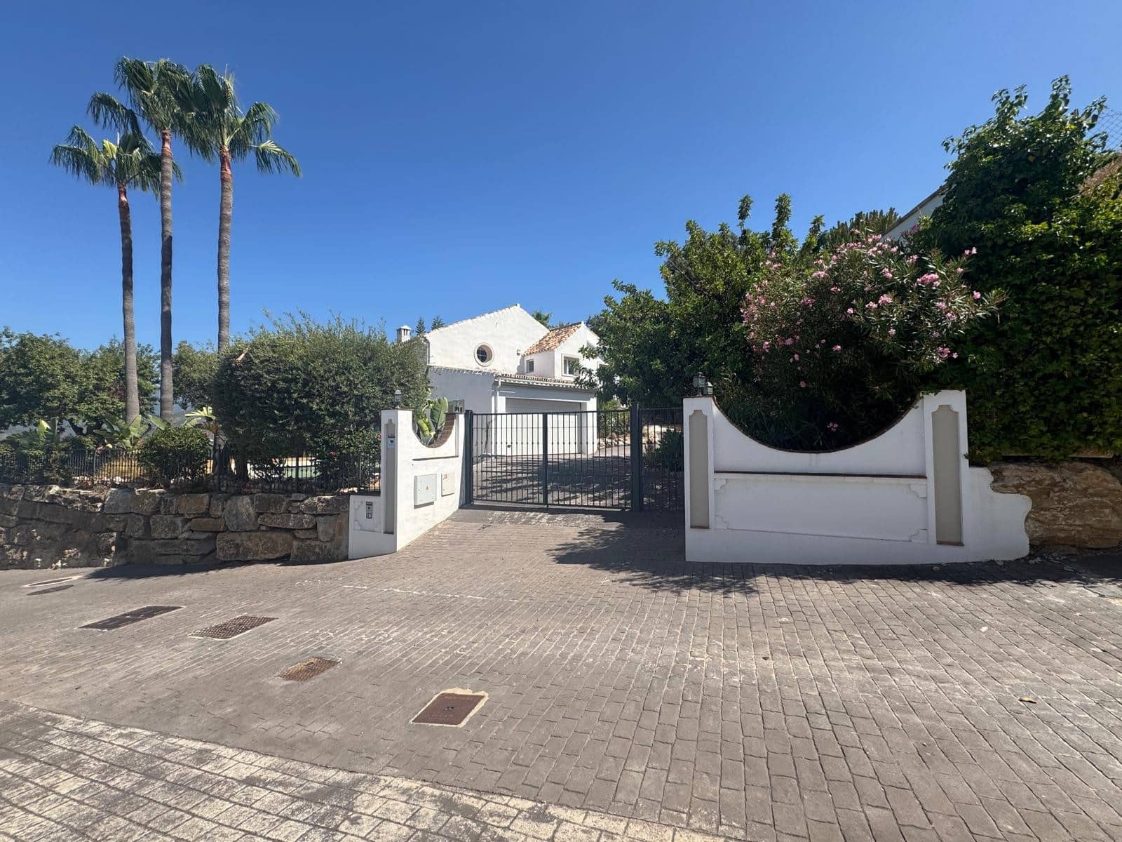 3 soverom Villa til salgs i Istan med svømmebasseng garasje - € 1 595 000 (Ref: 9219877)