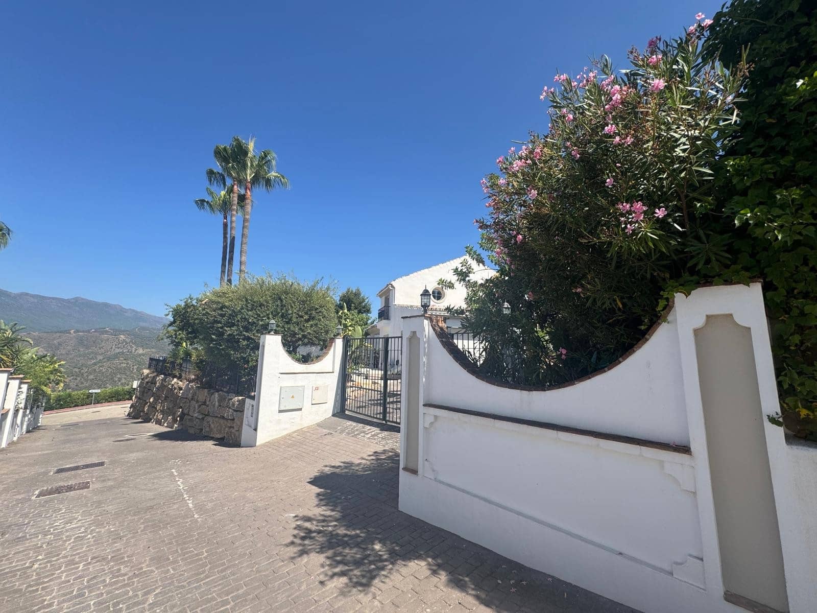 3 soverom Villa til salgs i Istan med svømmebasseng garasje - € 1 595 000 (Ref: 9219877)