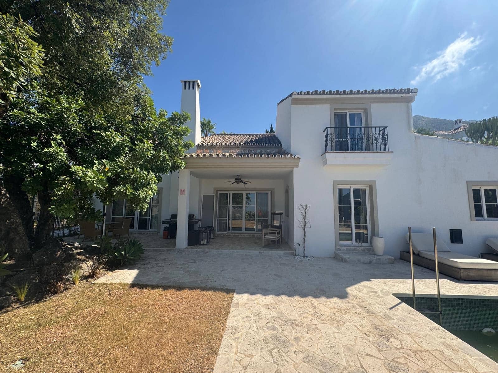 3 soverom Villa til salgs i Istan med svømmebasseng garasje - € 1 595 000 (Ref: 9219877)