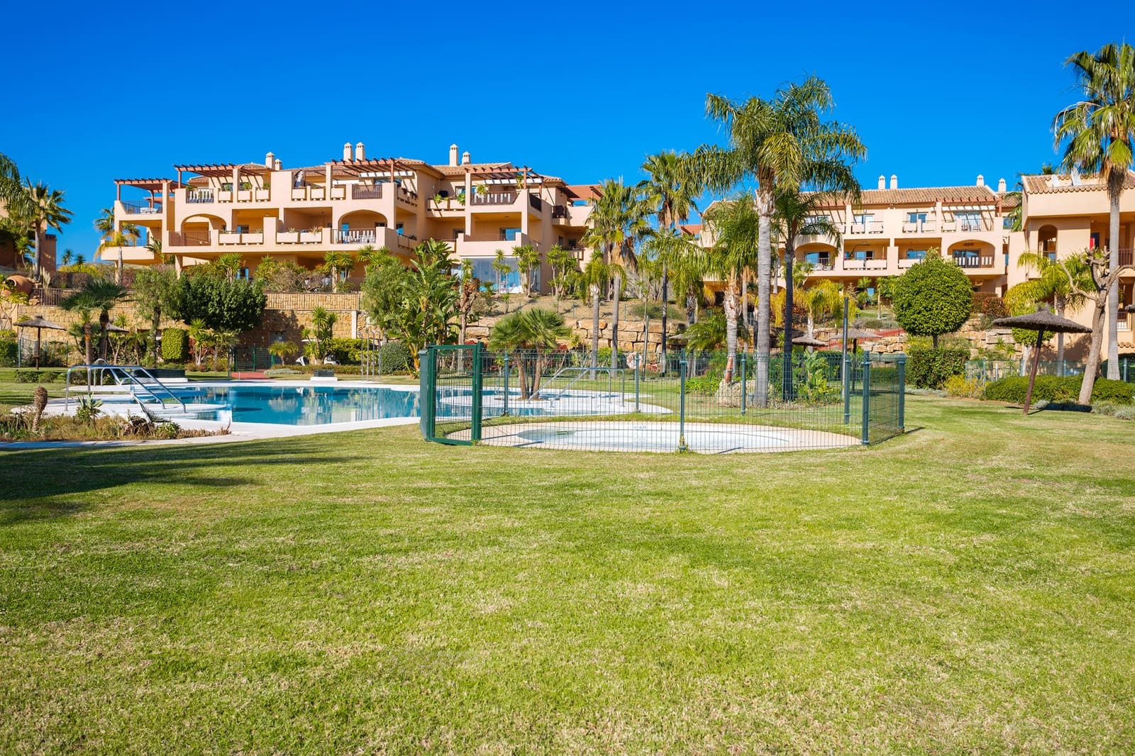 3 bedroom Penthouse for sale in Benahavis with pool garage - € 795,000 (Ref: 9219878)