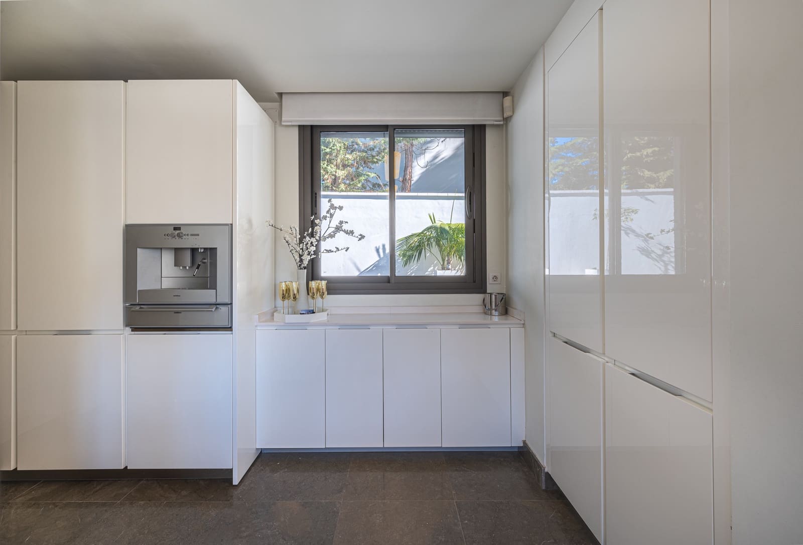 4 soveværelse Villa til salg i Marbella med swimmingpool garage - € 2.450.000 (Ref: 9239809)