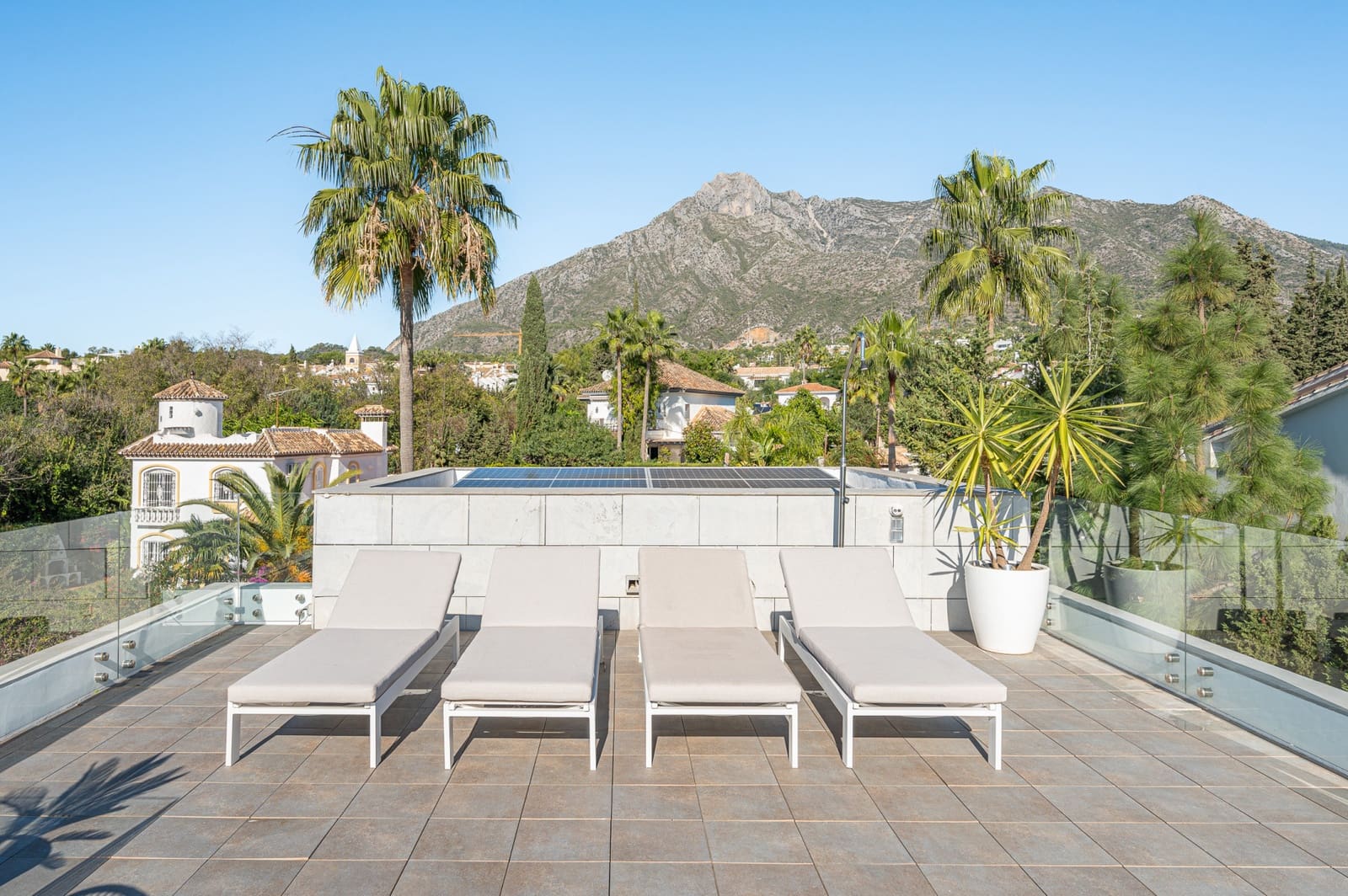 4 Zimmer Villa zu verkaufen in Marbella mit Pool Garage - 2.450.000 € (Ref: 9239809)