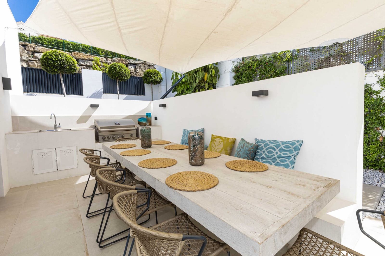 5 bedroom Villa for sale in Benahavis with pool garage - € 2,690,000 (Ref: 9239821)