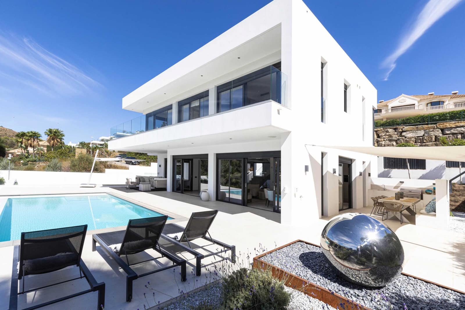 5 bedroom Villa for sale in Benahavis with pool garage - € 2,690,000 (Ref: 9239821)