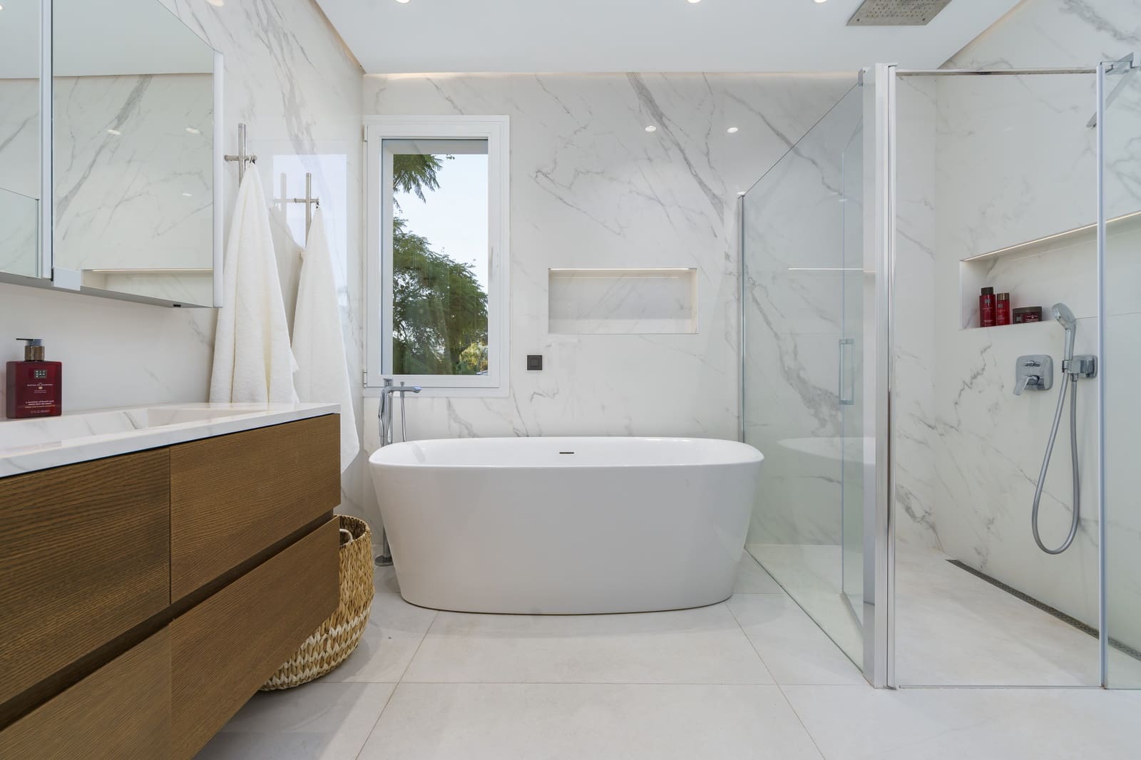 6 slaapkamer Villa te koop in Nueva Andalucia met zwembad garage - € 2.350.000 (Ref: 9239823)