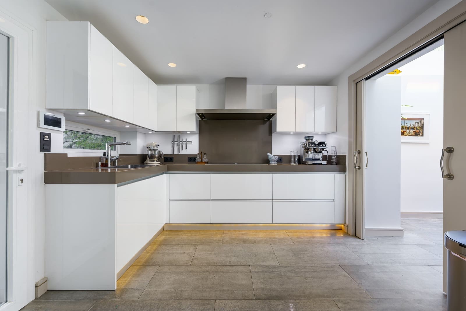 6 slaapkamer Villa te koop in Nueva Andalucia met zwembad garage - € 2.350.000 (Ref: 9239823)