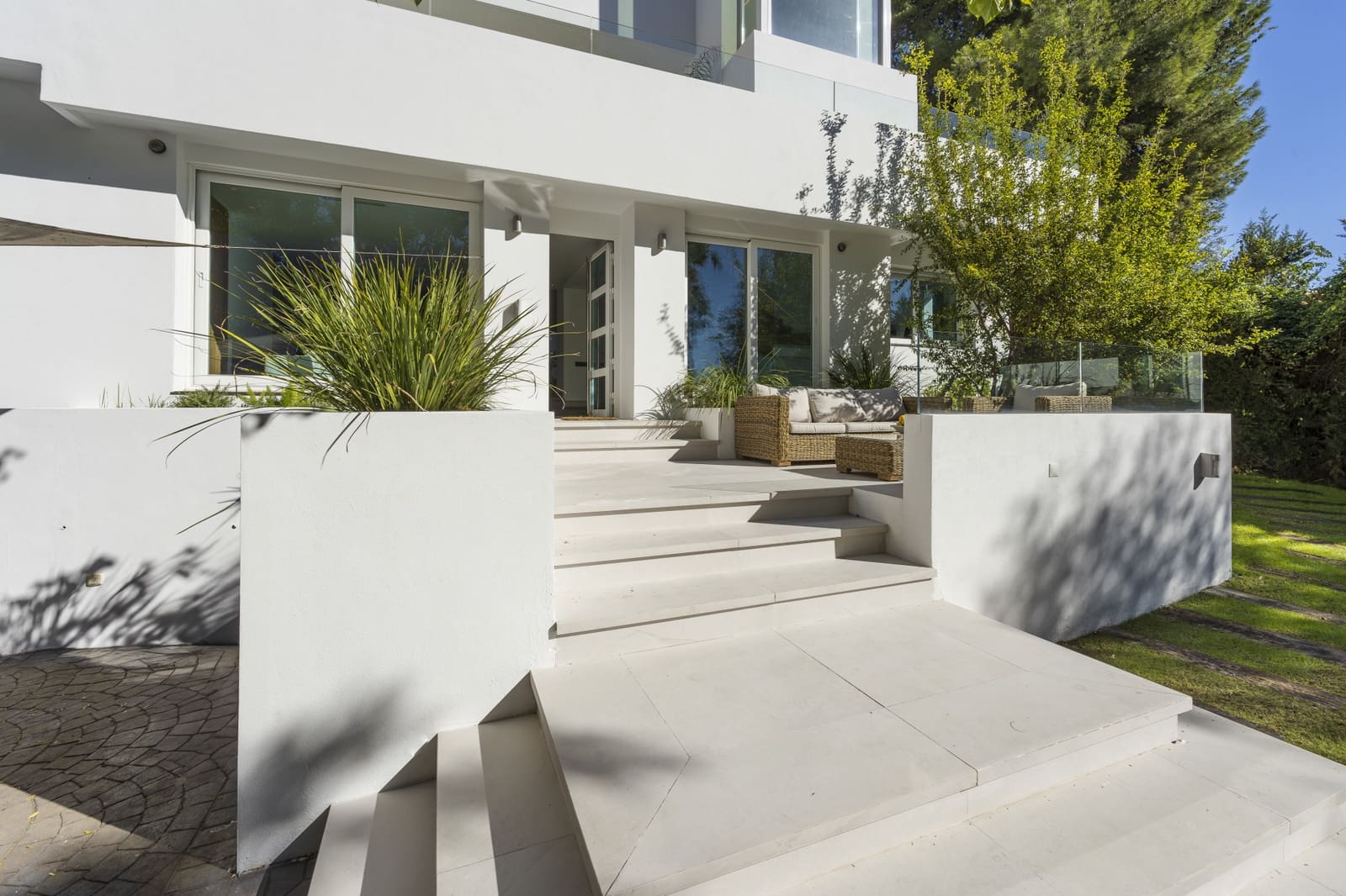 6 slaapkamer Villa te koop in Nueva Andalucia met zwembad garage - € 2.350.000 (Ref: 9239823)