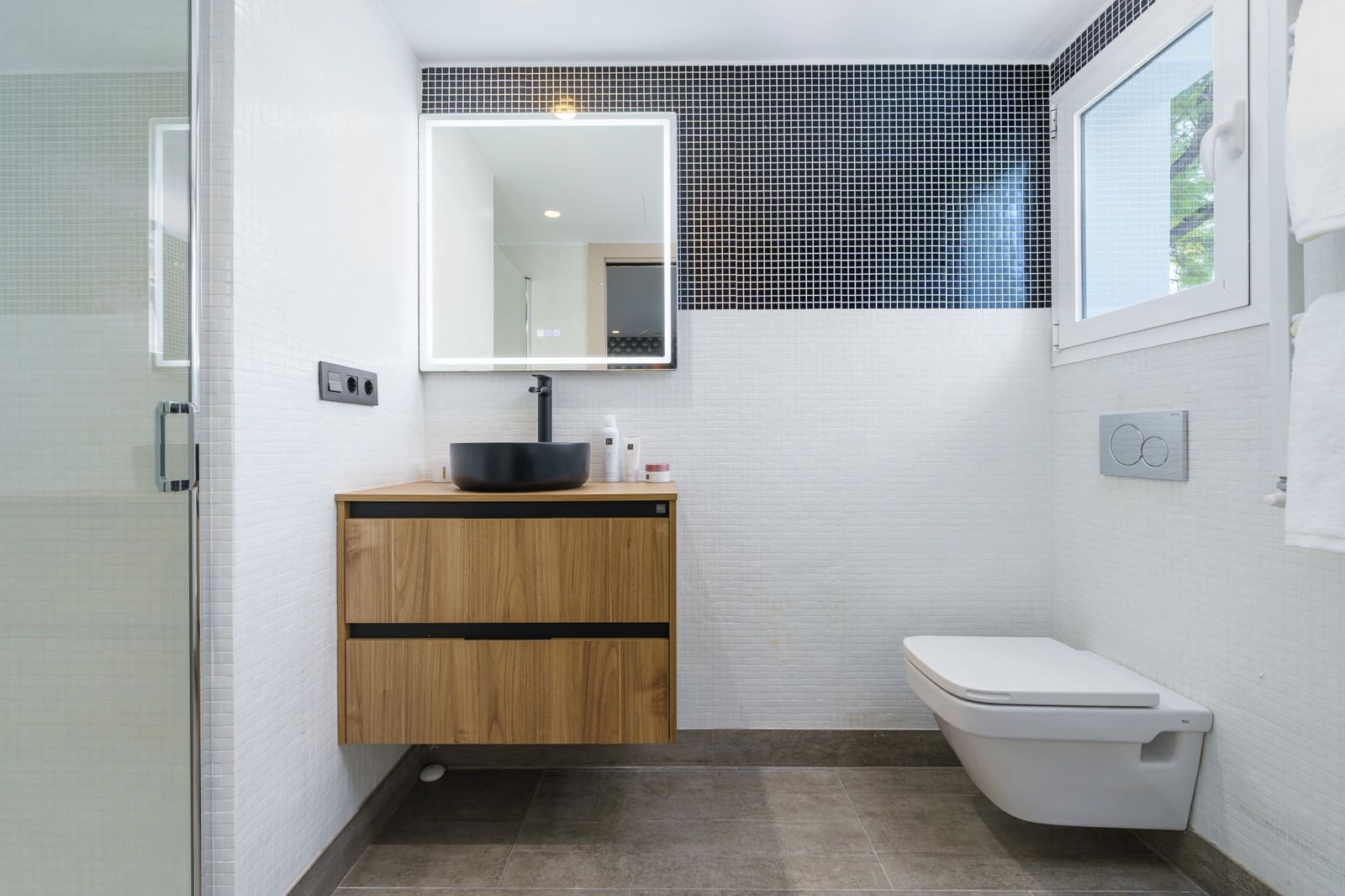 6 slaapkamer Villa te koop in Nueva Andalucia met zwembad garage - € 2.350.000 (Ref: 9239823)