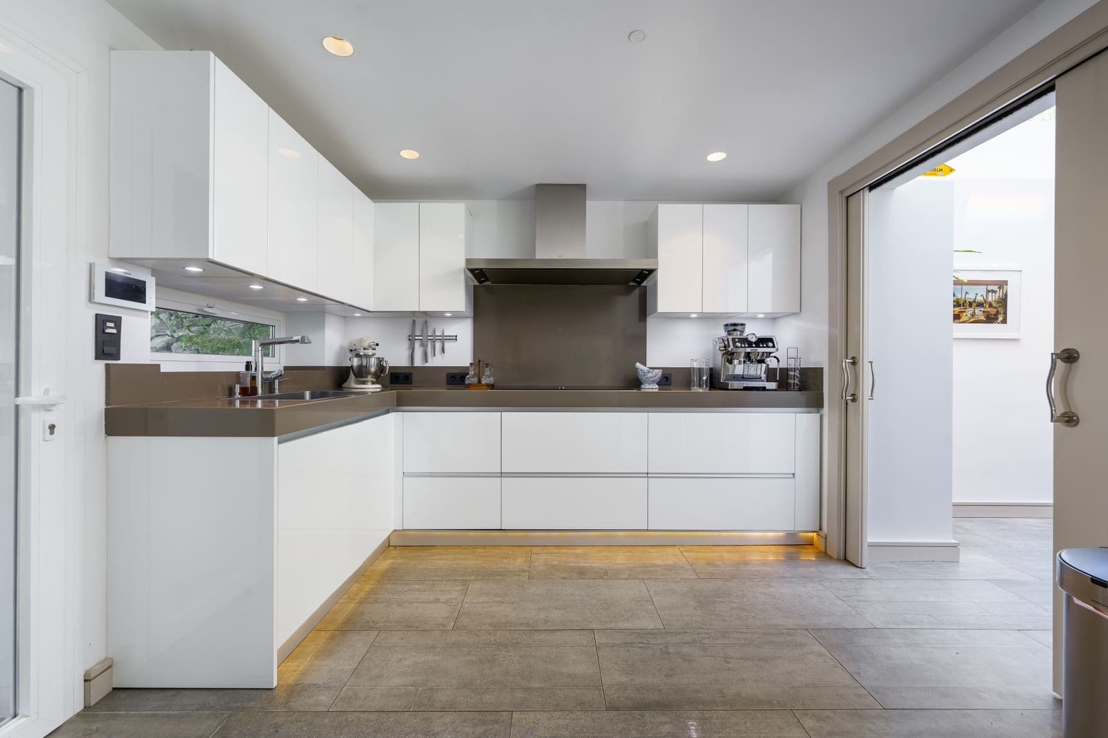 6 soverom Villa til salgs i Nueva Andalucia med svømmebasseng garasje - € 2 190 000 (Ref: 9239823)