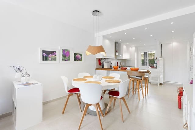 2 makuuhuone Huoneisto myytävänä paikassa Nueva Andalucía Centro, Marbella mukana uima-altaan 
autotalli - 695 000 € (Ref: 9257067)