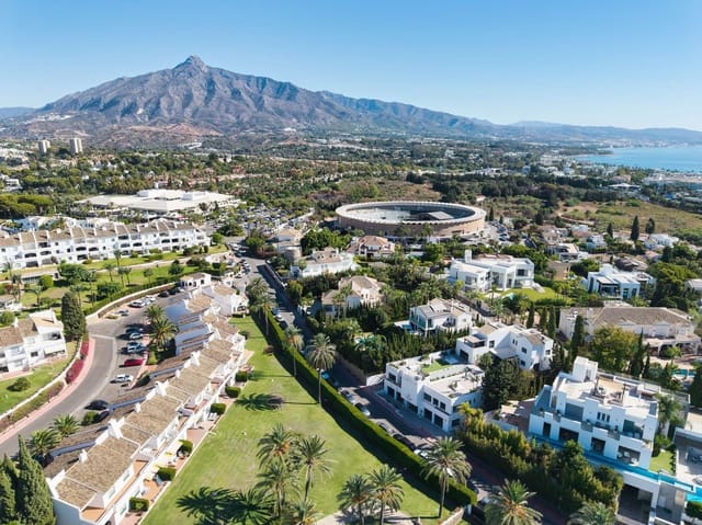 2 makuuhuone Huoneisto myytävänä paikassa Nueva Andalucía Centro, Marbella mukana uima-altaan 
autotalli - 695 000 € (Ref: 9257067)