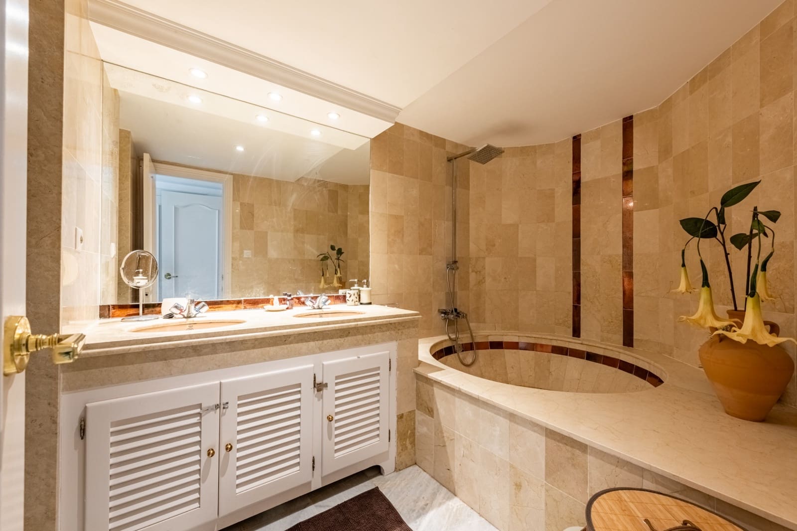 2 bedroom Apartment for sale in Bel-Air with pool garage - € 395,000 (Ref: 9264260)