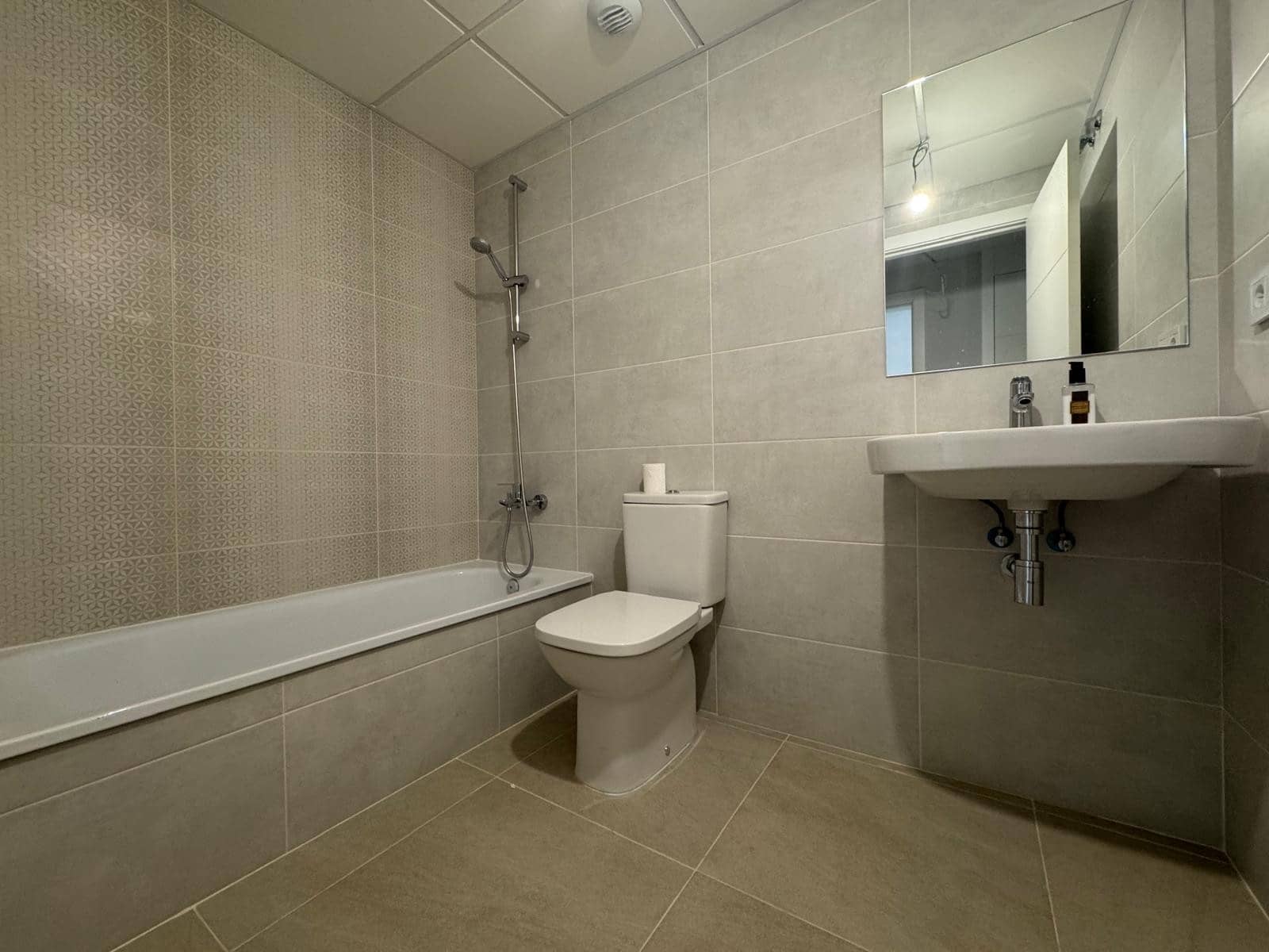 2 soverom Leilighet til salgs i Estepona med svømmebasseng garasje - € 450 000 (Ref: 9269324)