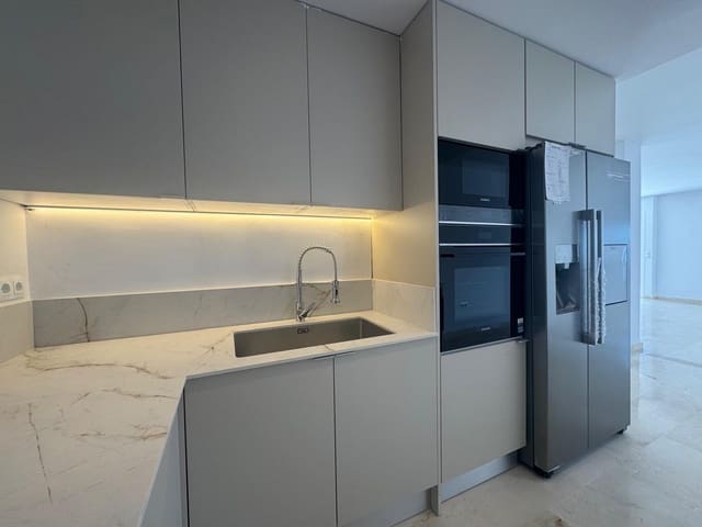 3 chambre Appartement à vendre à Atalaya-Isdabe, Estepona avec piscine garage - 699 000 € (Ref: 9281185)
