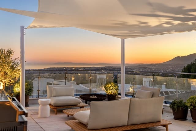 3 makuuhuone Omakotitalo myytävänä paikassa Sierra Blanca, Marbella mukana uima-altaan 
autotalli - 3 850 000 € (Ref: 9291255)