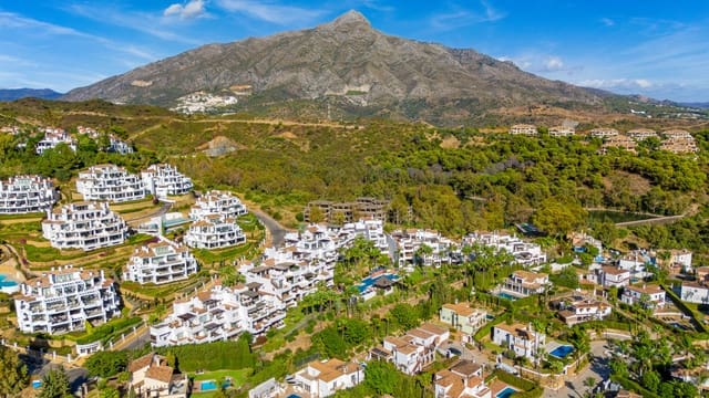 2 soverom Leilighet til salgs i Los Naranjos, Marbella med svømmebasseng garasje - € 675 000 (Ref: 9355526)