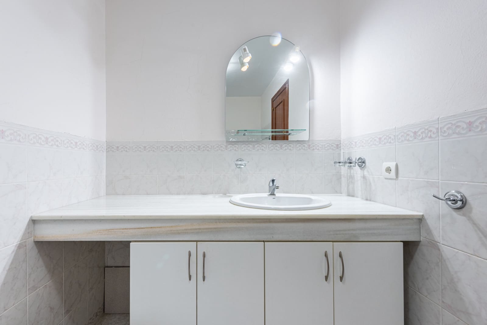 3 makuuhuone Omakotitalo myytävänä paikassa Estepona mukana uima-altaan 
autotalli - 430 000 € (Ref: 9400706)