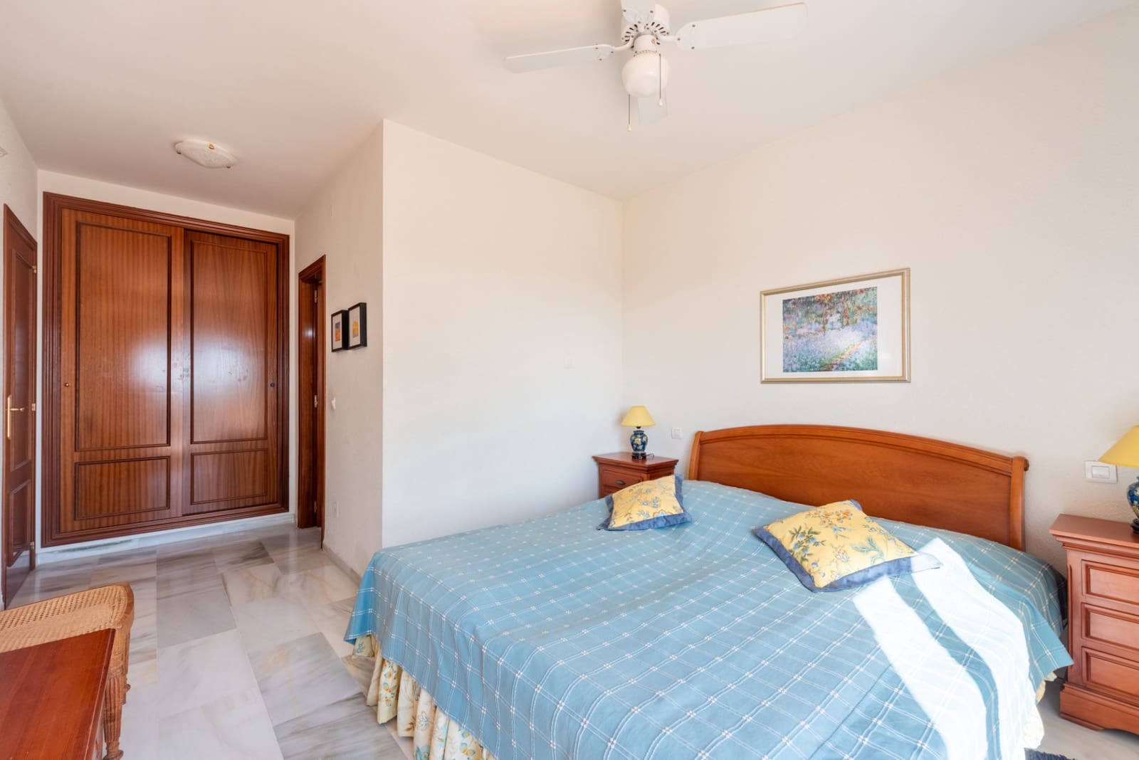 3 makuuhuone Omakotitalo myytävänä paikassa Estepona mukana uima-altaan 
autotalli - 430 000 € (Ref: 9400706)