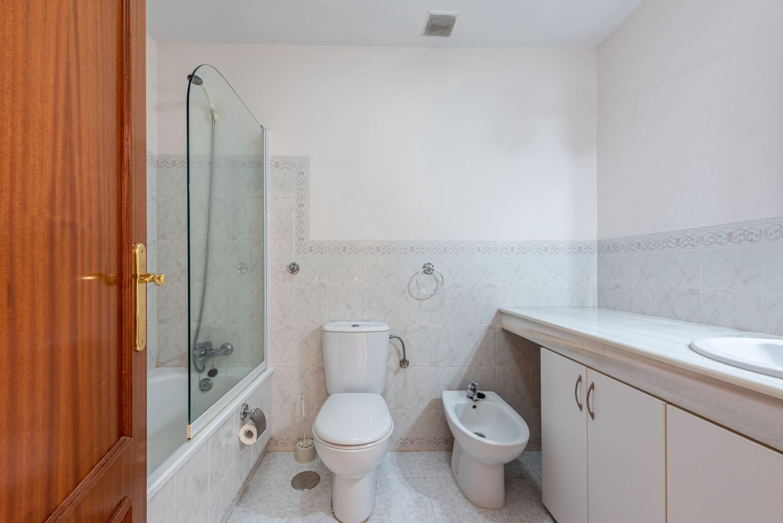 3 makuuhuone Omakotitalo myytävänä paikassa Estepona mukana uima-altaan 
autotalli - 430 000 € (Ref: 9400706)