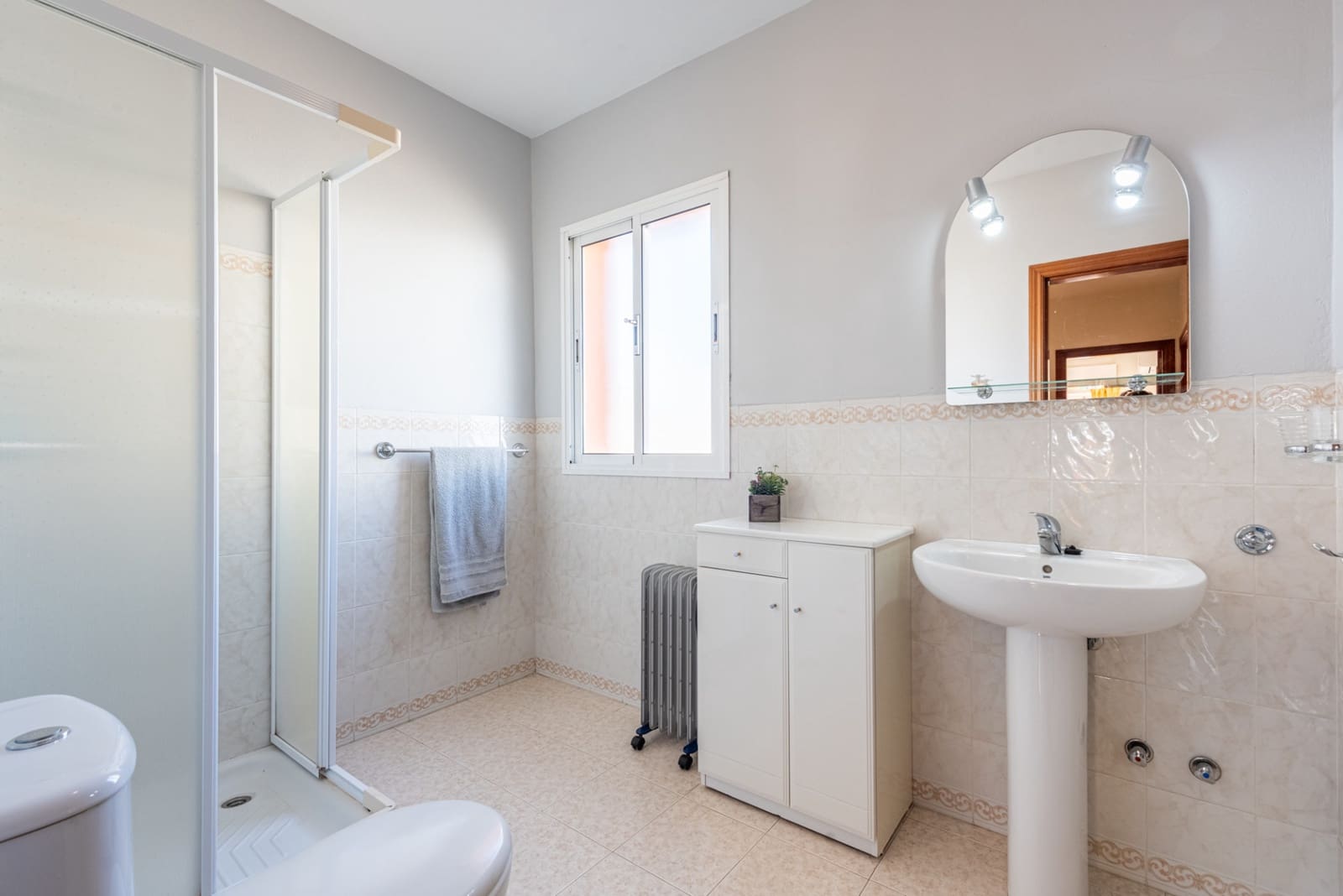 3 makuuhuone Omakotitalo myytävänä paikassa Estepona mukana uima-altaan 
autotalli - 430 000 € (Ref: 9400706)