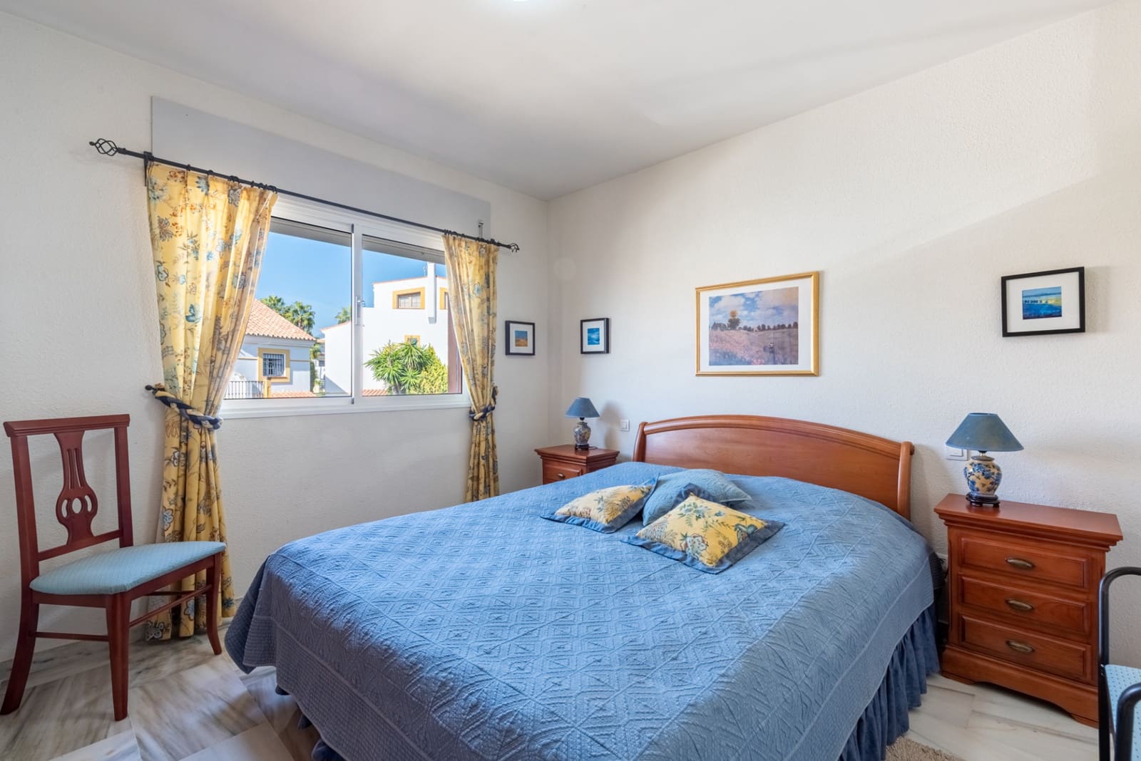 3 makuuhuone Omakotitalo myytävänä paikassa Estepona mukana uima-altaan 
autotalli - 430 000 € (Ref: 9400706)