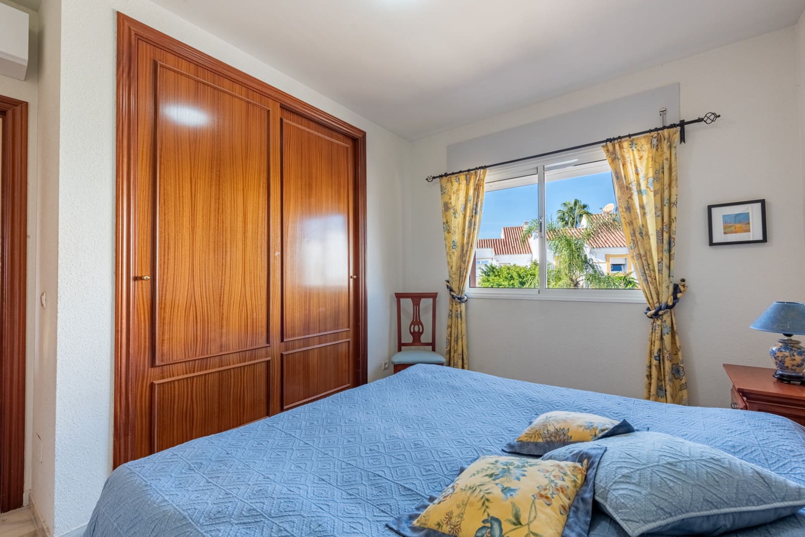 3 makuuhuone Omakotitalo myytävänä paikassa Estepona mukana uima-altaan 
autotalli - 430 000 € (Ref: 9400706)