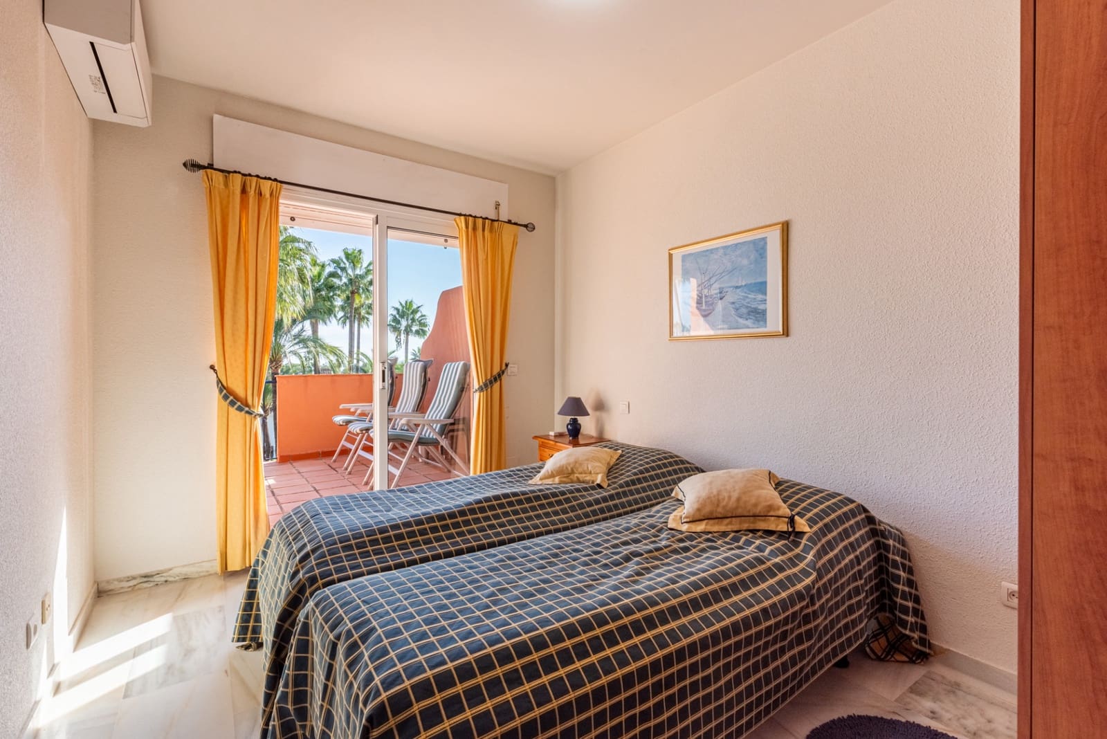 3 makuuhuone Omakotitalo myytävänä paikassa Estepona mukana uima-altaan 
autotalli - 430 000 € (Ref: 9400706)